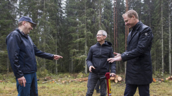 Apple’s Tim Cook plants trees at Iggesund, acknowledges Holmen’s climate-smart efforts.