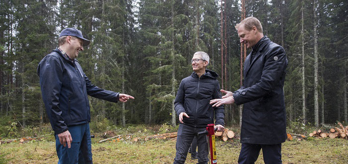 Apple’s Tim Cook plants trees at Iggesund, acknowledges Holmen’s climate-smart efforts.