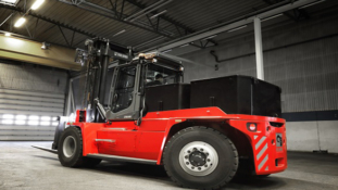 Kalmar unveils again an industry first: Fully electric medium-range forklift.