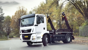 Hiab presents the world’s first electric powered MULTILIFT Futura skiploader.